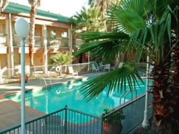 Econo Lodge Inn And Suites Eagle Pass Exterior photo